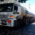 Trio faz caminhoneiro refém e rouba 42 mil litros de gasolina em Santa Rita do Passa Quatro