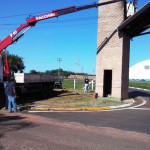 Departamento de Obras recupera caminhão, faz reparo em portal e limpeza em áreas públicas