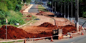 Avenida Rudolf Streit terá trânsito desviado nesta 6ª feira (17) para pavimentação asfáltica e conclusão das obras de esgoto