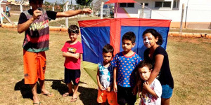 Em manhã de domingo agradável, Festival de Pipas reuniu famílias no Campo do Cruzeiro