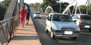 Novos limitadores inibirão tráfego pesado na ponte metálica do Moji