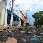 Segunda-feira com chuva e ventos fortes causam transtornos aos lojistas da Avenida do Comércio