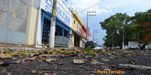 Segunda-feira com chuva e ventos fortes causam transtornos aos lojistas da Avenida do Comércio