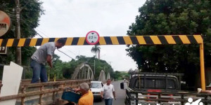 Limitadores de altura são recolocados nos acessos à antiga ponte metálica do Moji-Guaçu