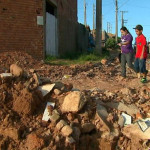 Entulho espalhado para conter barro nas ruas dificulta vida de moradores