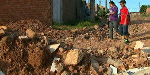 Entulho espalhado para conter barro nas ruas dificulta vida de moradores