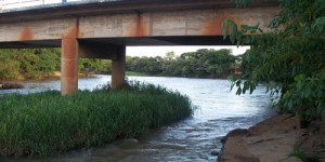 Por causa de dívida, homem quase é jogado no rio Mogi Guaçú