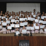 Secretaria de Cultura e Economia entregam certificados aos alunos do ballet.