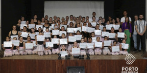 Secretaria de Cultura e Economia entregam certificados aos alunos do ballet.