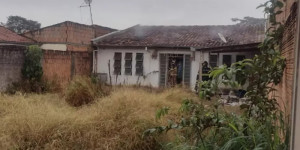 Casa pega fogo e assusta moradores em bairro de Araraquara