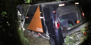 Ônibus com time de futebol cai de ponte e deixa mortos e feridos na BR-116