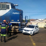 Carro é atingido por trem em São Carlos ao atravessar linha férrea