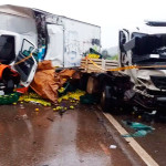 Acidente entre dois caminhões e um carro mata 2 pessoas em São Sebastião da Grama; FOTOS