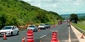 Rodovia Anhanguera é totalmente bloqueada em Santa Rita do Passa Quatro; veja rotas alternativas