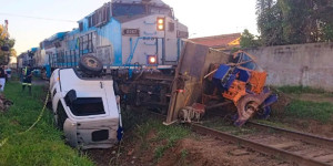 Caminhão é atingido por trem em cruzamento de linha férrea em Itirapina