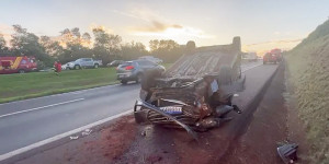 Mulher fica ferida após capotagem de carro atingido por caminhão na Washington Luís em Araraquara