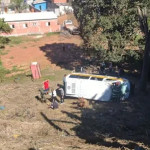 Van escolar com 20 crianças cai em barranco no interior de SP