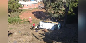 Van escolar com 20 crianças cai em barranco no interior de SP