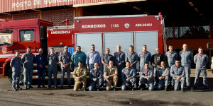 Bombeiros recebem novo caminhão de combate a incêndio e prefeito anuncia nova viatura