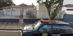 Jovem de 25 anos é baleado com vários tiros em frente de casa em Leme