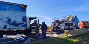 Acidente com caminhões deixa dois homens feridos em Itirapina