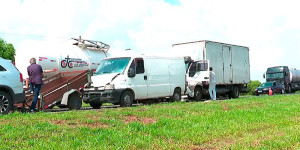 Engavetamento com cinco veículos interdita a Washington Luís em Araraquara