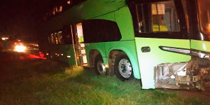 Ônibus bate contra defensa metálica e placa de sinalização na SP-330 em Santa Cruz da Conceição