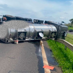 Caminhão carregado com 12 mil litros de ‘diclorobuteno’ tomba na rodovia Anhanguera em Pirassununga