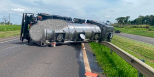 Caminhão carregado com 12 mil litros de ‘diclorobuteno’ tomba na rodovia Anhanguera em Pirassununga