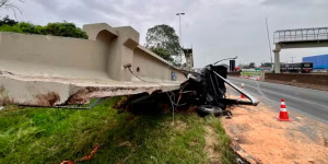 VÍDEO: veja o momento em que caminhão derruba parte de passarela na Rodovia Anhanguera