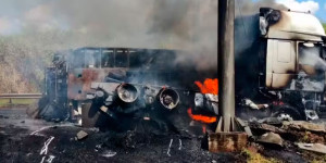 Carreta pega fogo após bater contra defensa metálica na Rodovia Anhanguera em SP