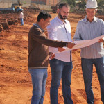 Prefeito e assessor vistoriam canteiro de obras do futuro loteamento das casas populares da CDHU