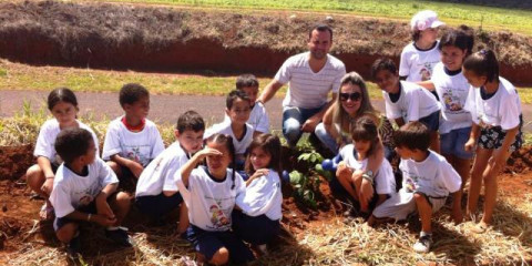 Alunos da Emef do Jardim Porto Bello fazem plantio de mudas em frente a escola