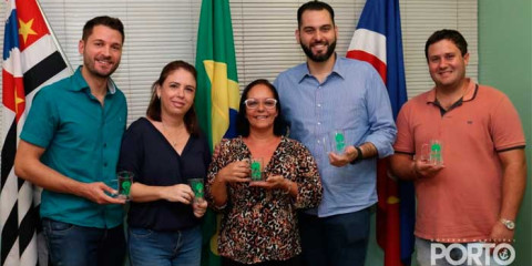 Servidores do Paço Municipal recebem caneca para evitar uso de copo plástico