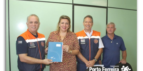 Coordenador estadual de Defesa Civil entrega mapa de áreas de risco e visita bairro afetado