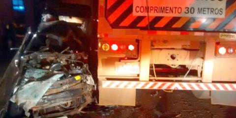 Rodovia SP-215 - Colisão entre carro e caminhão deixa um morto e 1 ferido