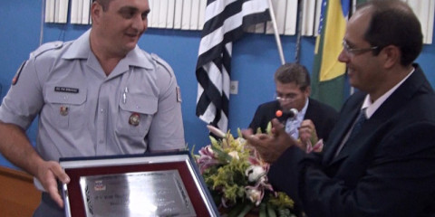 Soldado Douglas Henrique Bibiano recebe diploma de Honra ao Mérito