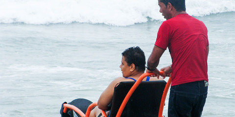 Praia Acessível ajuda pessoas com deficiência a aproveitar o verão