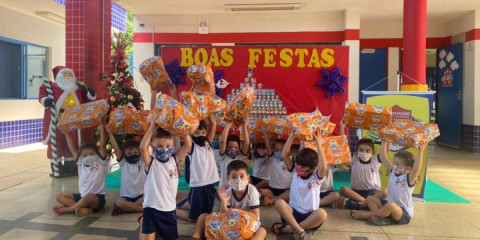 Crianças do Núcleo Gladys Teixeira recebem presentes e a visita do Papai Noel