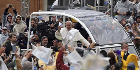 Papa Francisco chega a Aparecida sob chuva fina