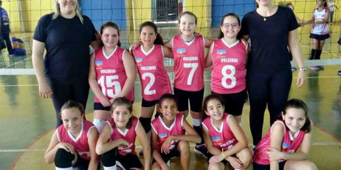 Equipe pré-mirim feminina de vôlei mostra evolução em Américo Brasiliense