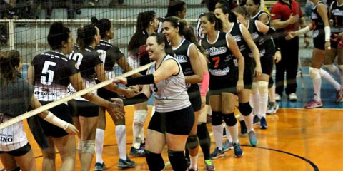 Torcida faz a diferença e equipe adulta feminina de vôlei vira o jogo em torneio da APV

