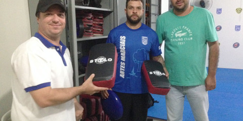 Diretoria do Clube de Campo entrega novos materiais para alunos de defesa pessoal e jiu-jitsu