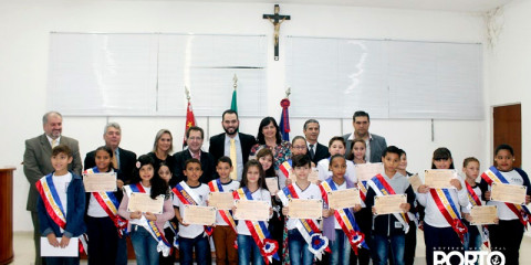 Após eleições nas escolas, prefeitos e vice-prefeitos mirins foram empossados