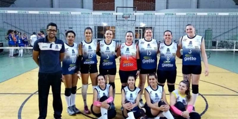 Time feminino adulto de vôlei perde invencibilidade, mas mantém liderança na APV