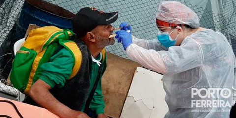 Dentista faz atendimento voluntário em pessoas em situação de rua abrigadas no Ginásio