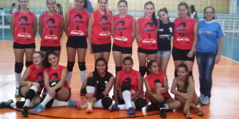 Equipe feminina de voleibol infantil vence Franca