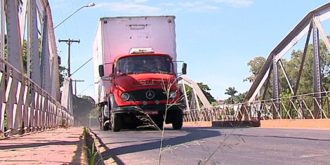 Vândalos furtam postes e iluminação de ponte em Porto Ferreira, SP