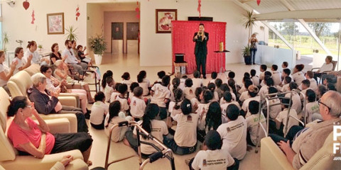 Centro Dia do Idoso recebeu show com o mágico Carriel