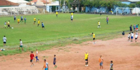 Prefeitura fará revitalização de dois campos de futebol do município